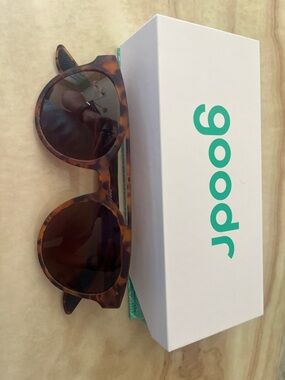 Goodr Women’s Tortoiseshell Round Sunglasses - Brown Lenses